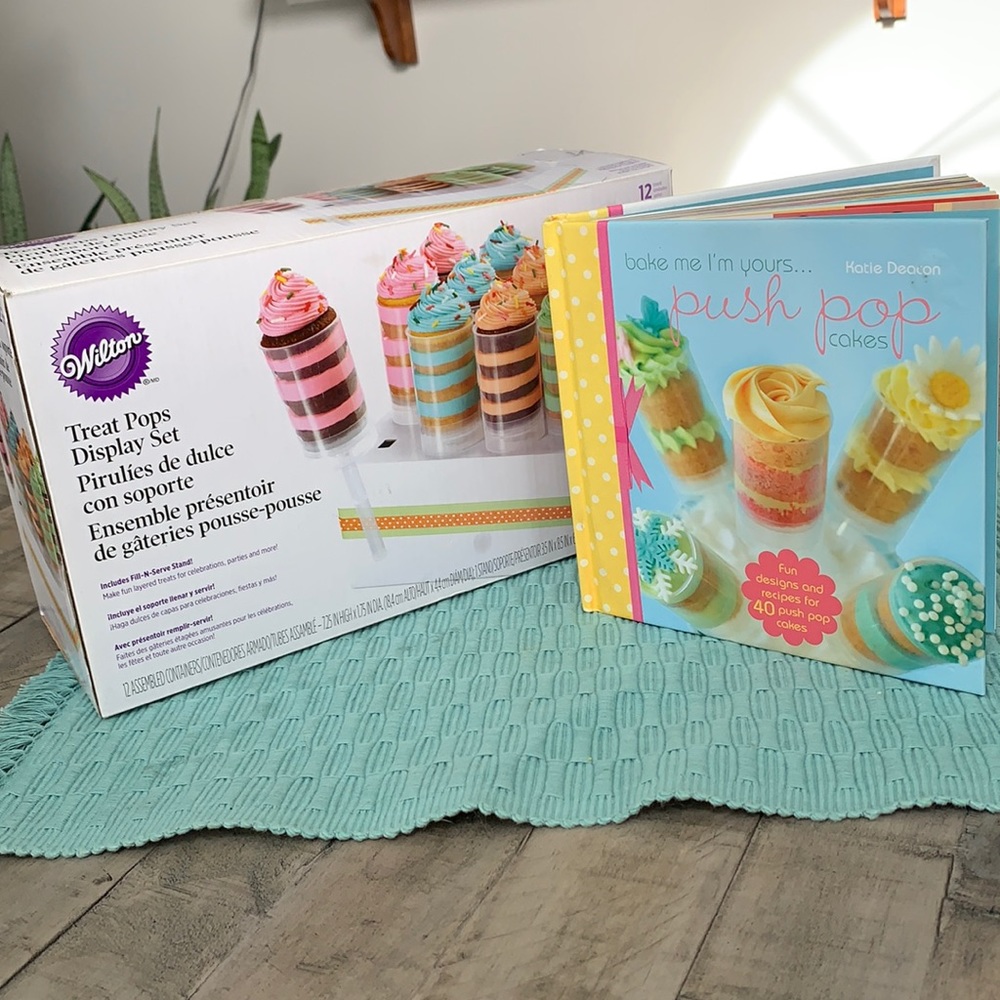 WILTON Bundle dessert cake kit & Recipe Book 2 piece set